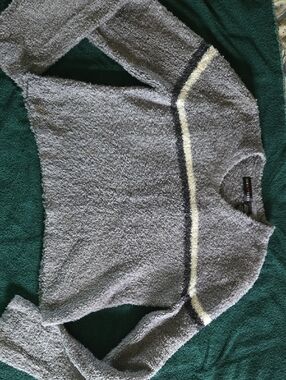 Cozy V-Neck Sweater with Contrast Stripe - Gray